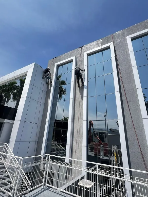 First Baptist Church of Recreio — Facade surface treatment and textured coating with a painted finish.